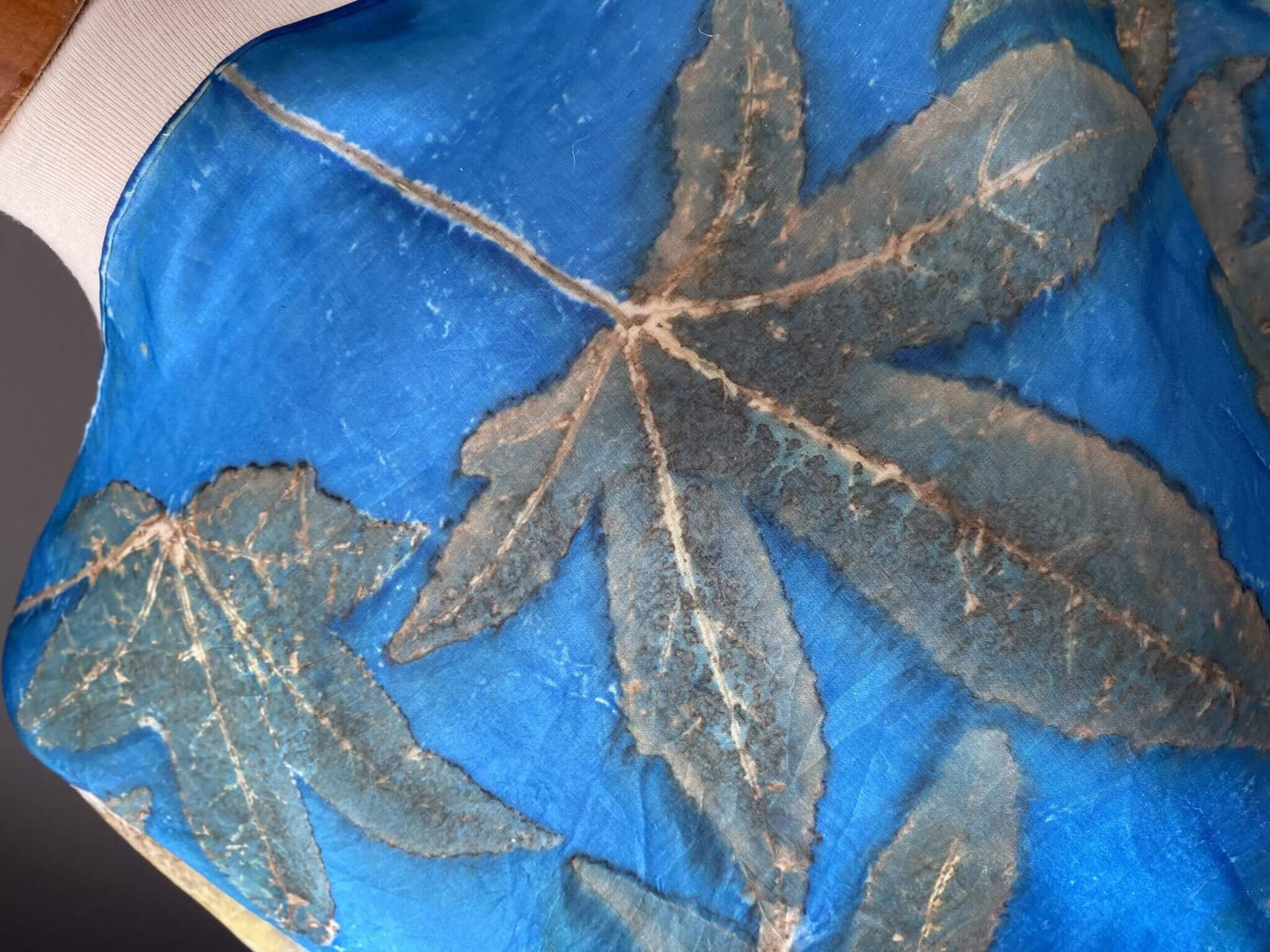 Strelitzia versus Amberbladeren met mimosa